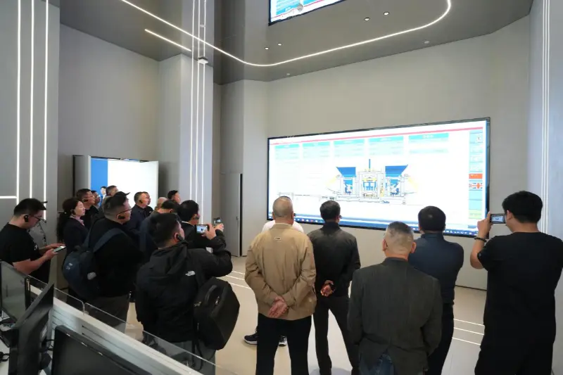 دومین نشست شورای دائمی هشتمین جلسه انجمن بلوک های ساختمانی چین در کوانژو برگزار شد. Quangong Machinery Co., Ltd. به تبادل و توسعه صنعت کمک می کند.